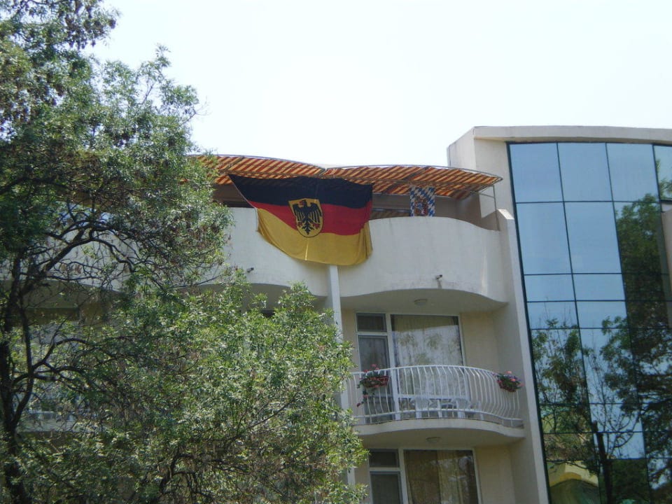 Straßenseite vom Hotel mit unserem Zimmer HVD Club Bor