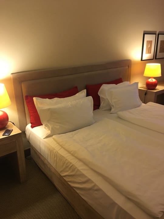 Zimmer 190 , schönes Design Bett Strandhotel Zingst