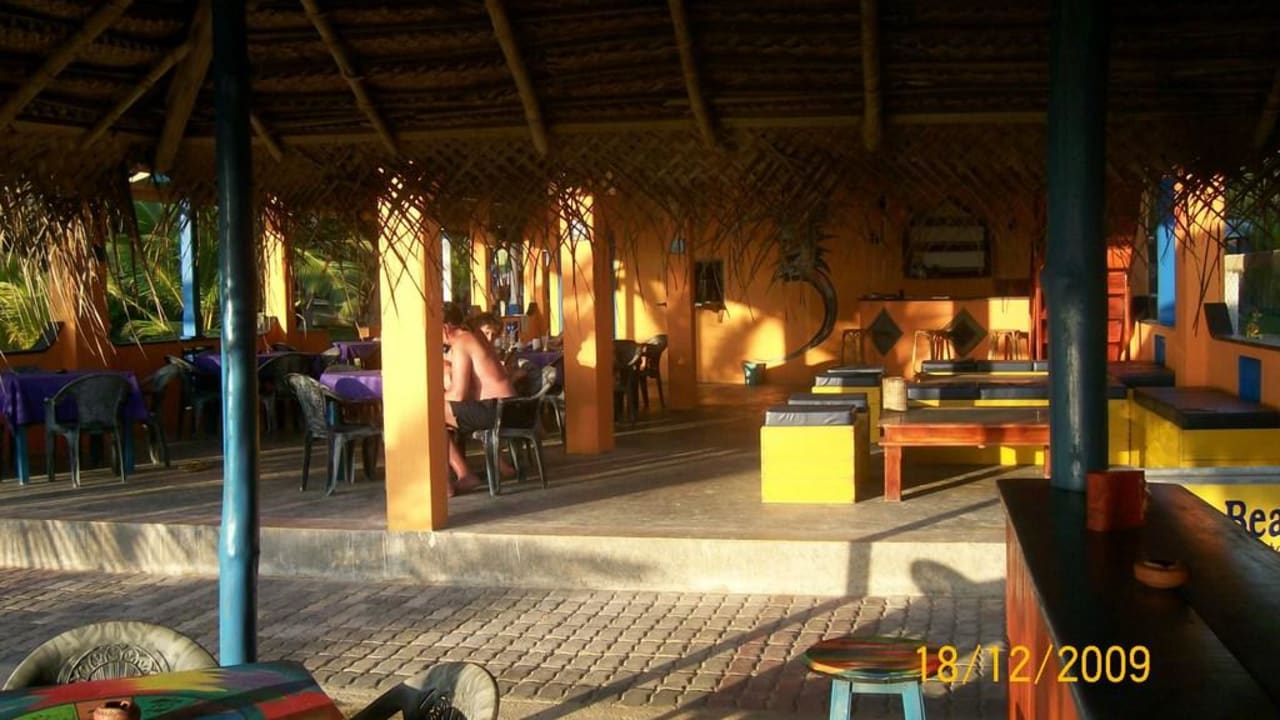 Blick von der Strandbar zur Terrasse Palm Beach Guesthouse