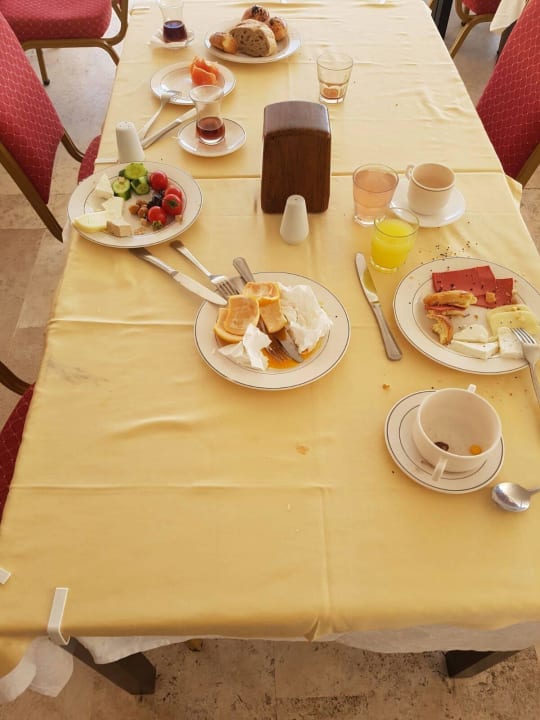 Es gibt Menschen, die Hungern müßen. Keine Abräumse Pine House by Werde Hotels