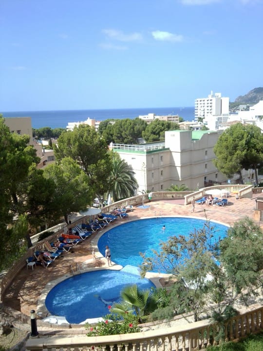2011 Ausblick aus Appartement auf den Pool mit Meer Mar Hotels Paguera & Spa