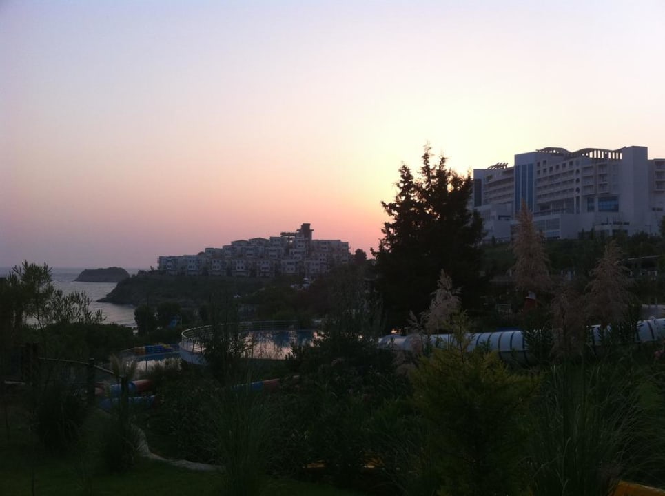 Sonnenuntergang bei den Rutschbahnen Aria Claros Beach & Spa Resort