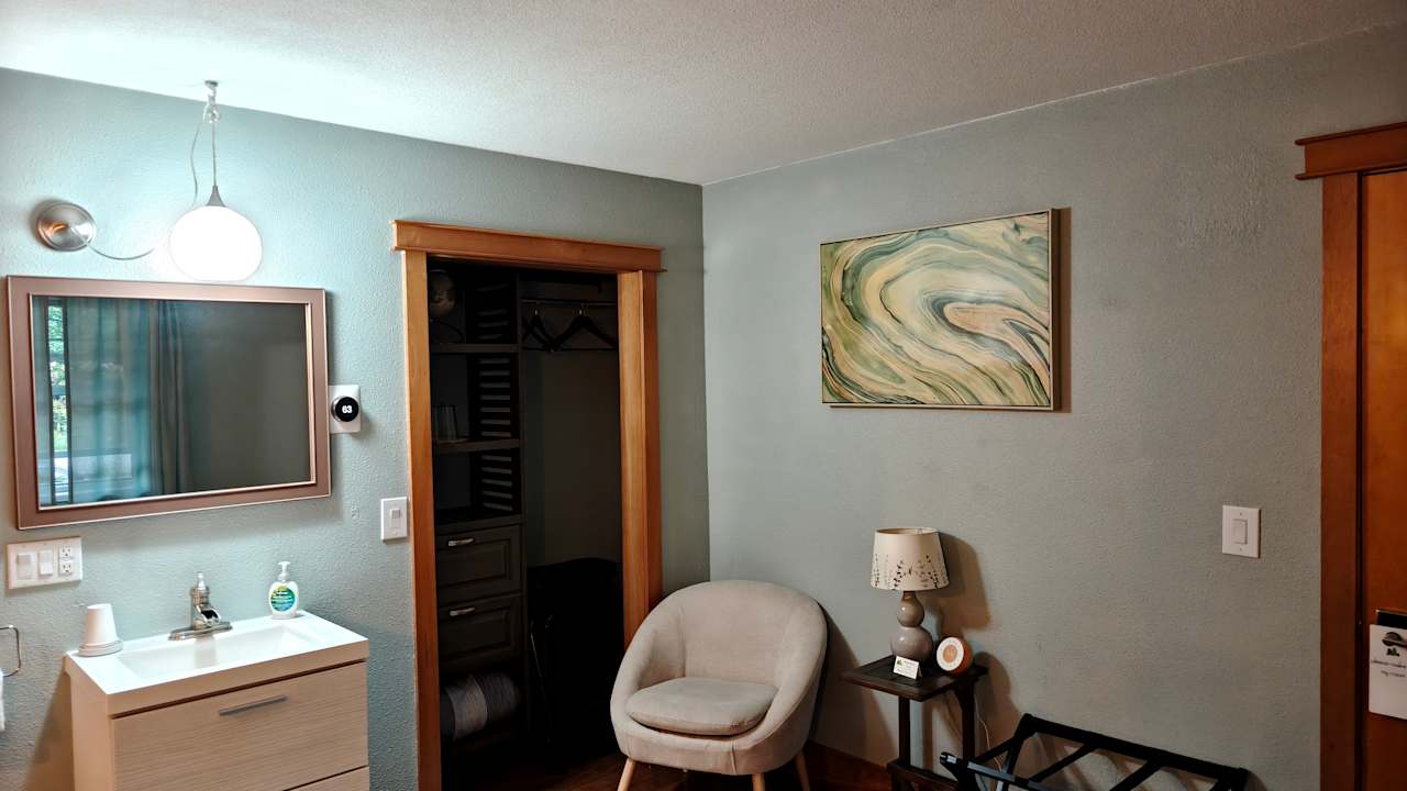 Zimmer Bell in the Woods Bed and Breakfast