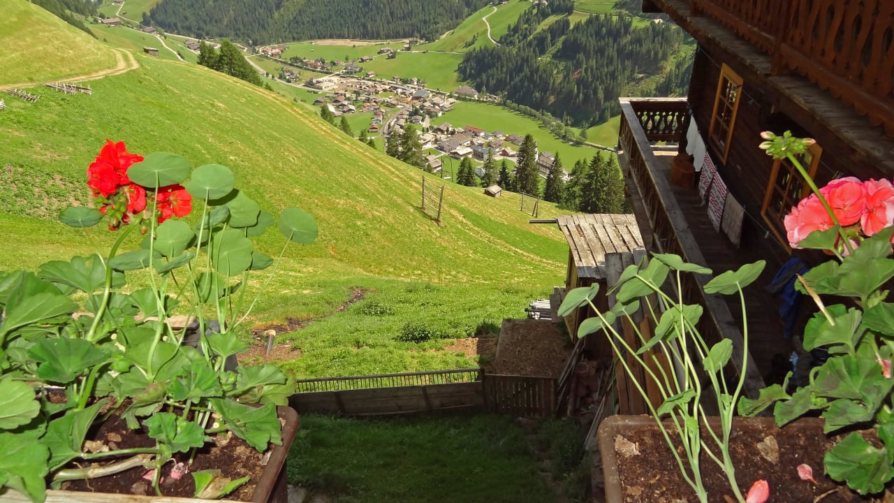 Vom Balkon runter ins Tal Bergbauernhof  Ausserberglet & Sandalm  Almhütte