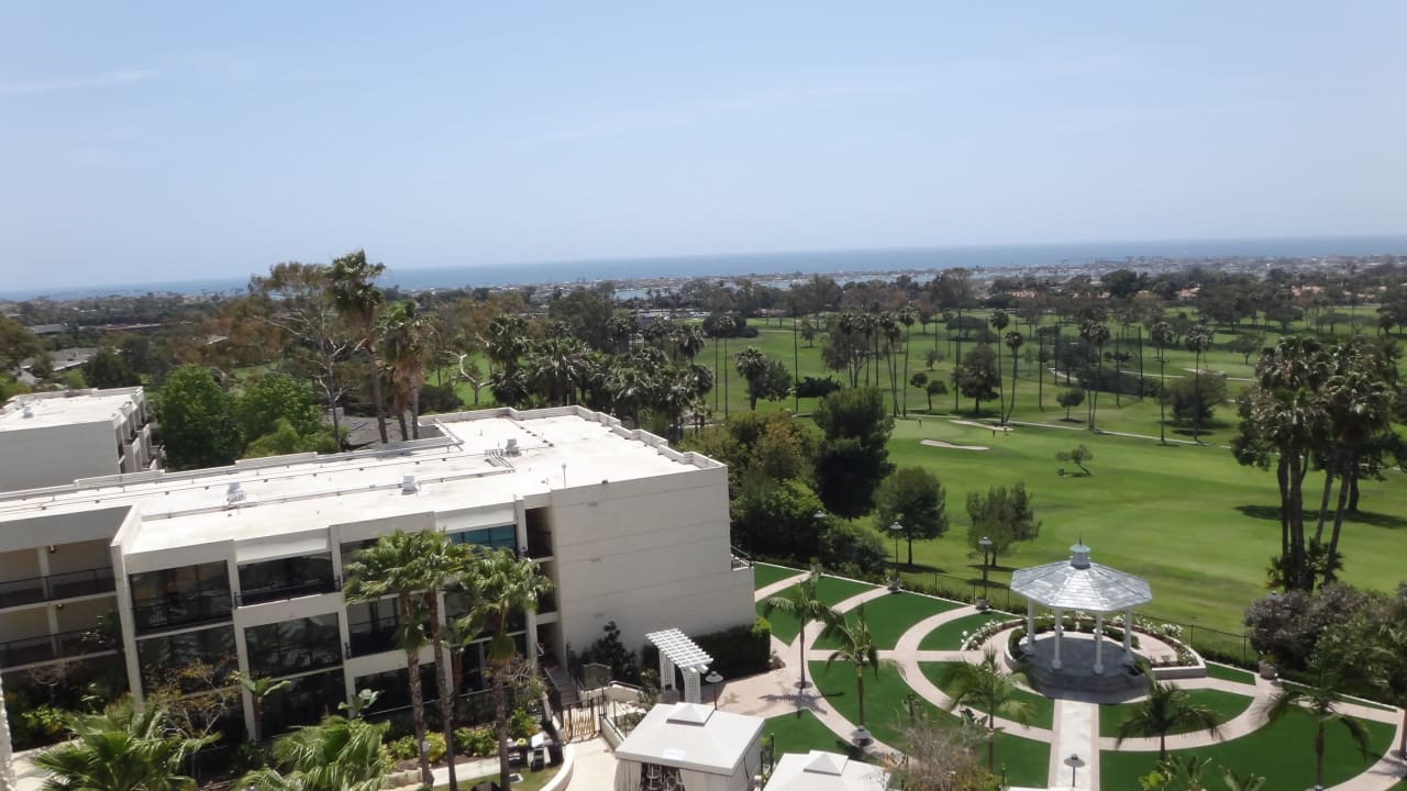 Auf Pool und Gartenanlage Newport Beach Marriott Hotel & Spa