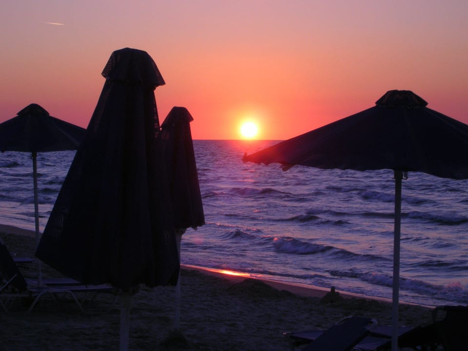 Zachód słońca na plaży hotelowej. Grecotel Casa Paradiso