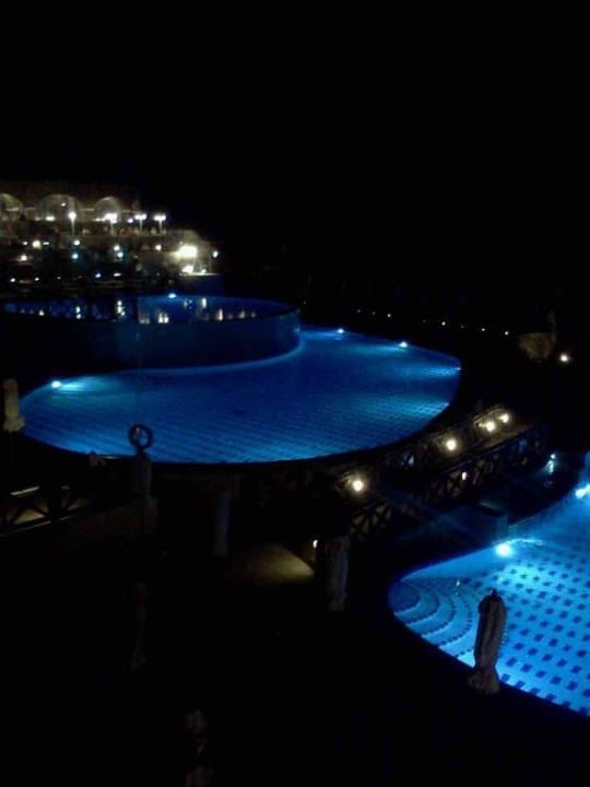 Pool bei Nacht Hotel Kalithea Horizon Royal