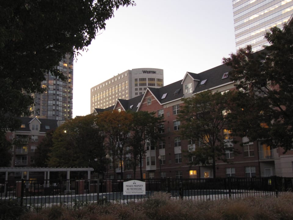 Vom Uferweg vor dem Hotel (Tag) Hotel The Westin Jersey City Newport