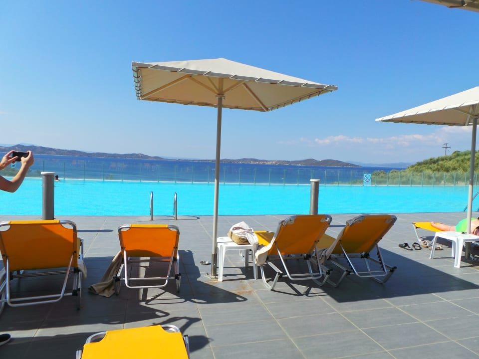 Pool Akrathos Beach Hotel