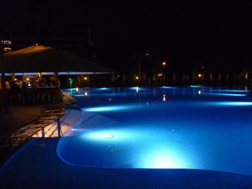 Pool wunderschön beleuchtet Arum Barut Collection