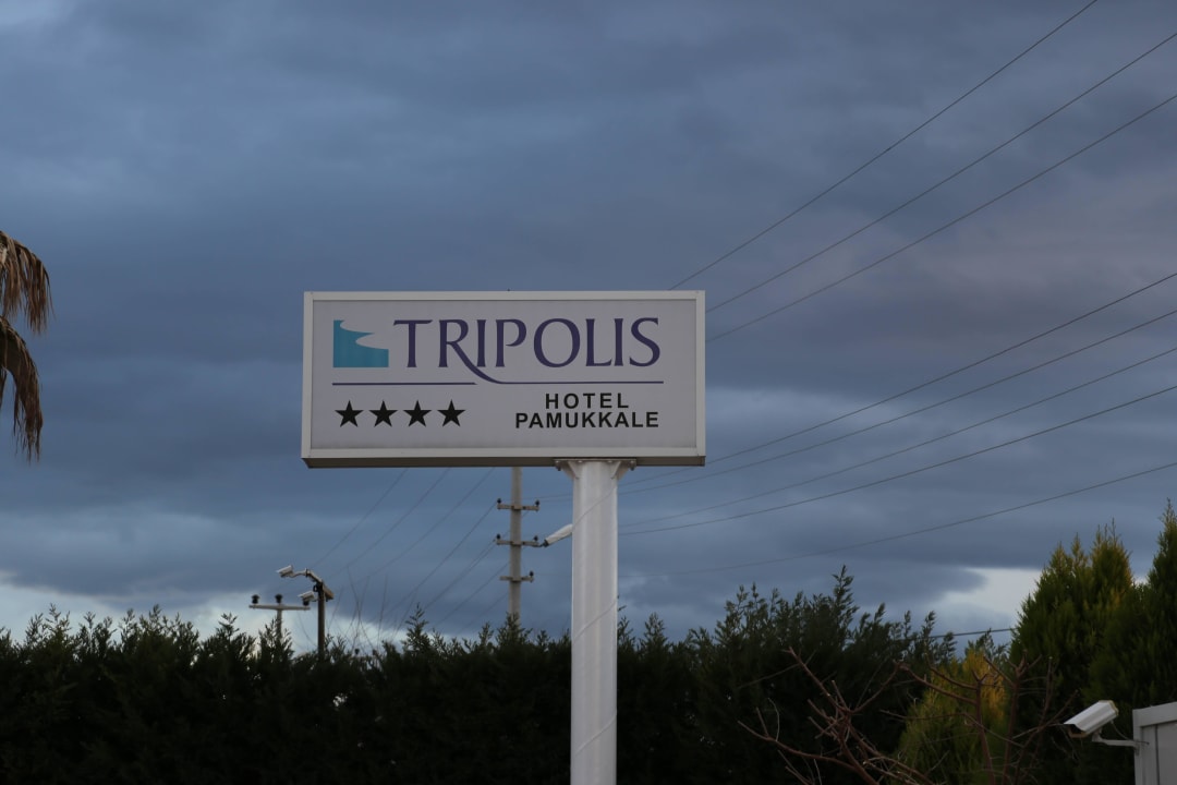 Hotelschild vor der Anlage Tripolis Hotel