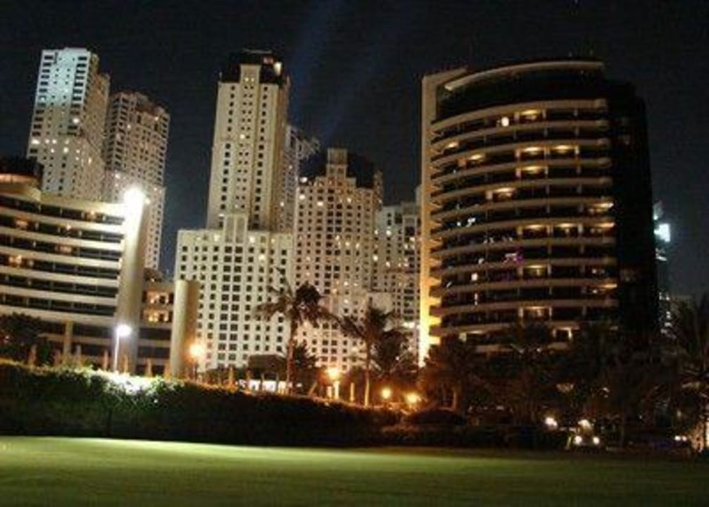 Hotel und Nachbargebäude bei Nacht Le Royal Méridien Beach Resort & Spa Dubai