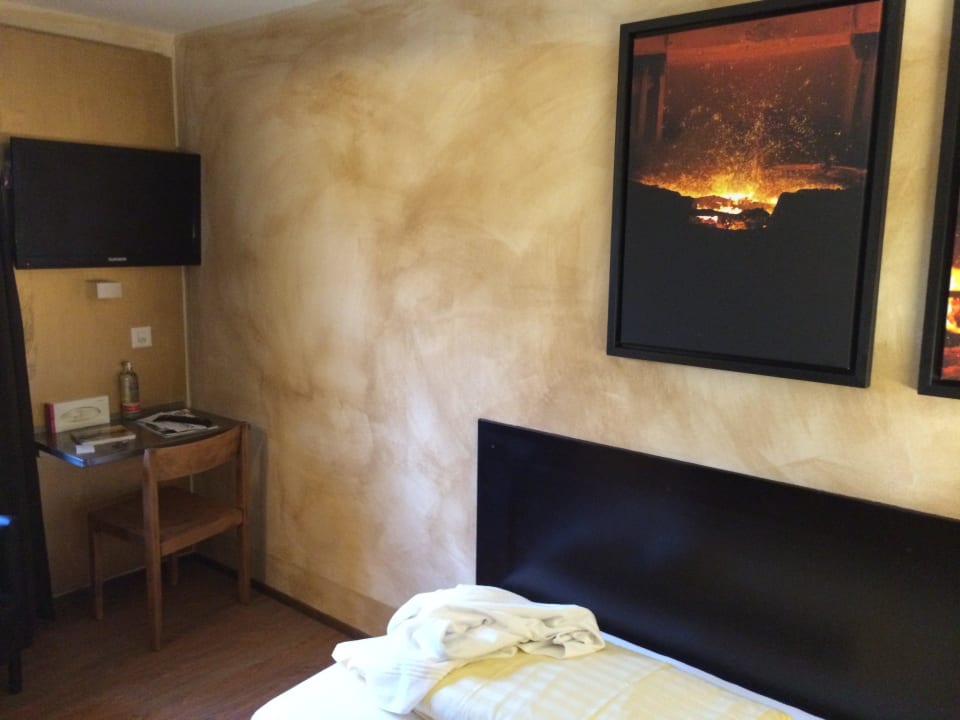 Schreibtisch mit Fernseher feRUS Hotel