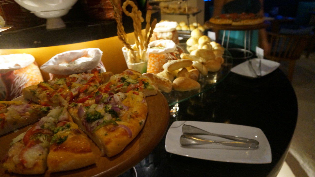 Das Buffet Centara Ras Fushi Resort & Spa Maldives