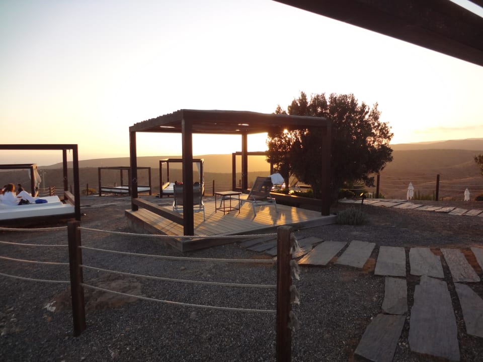 Die schönen Liegebetten bei der Poolanlage Salobre Hotel Resort & Serenity