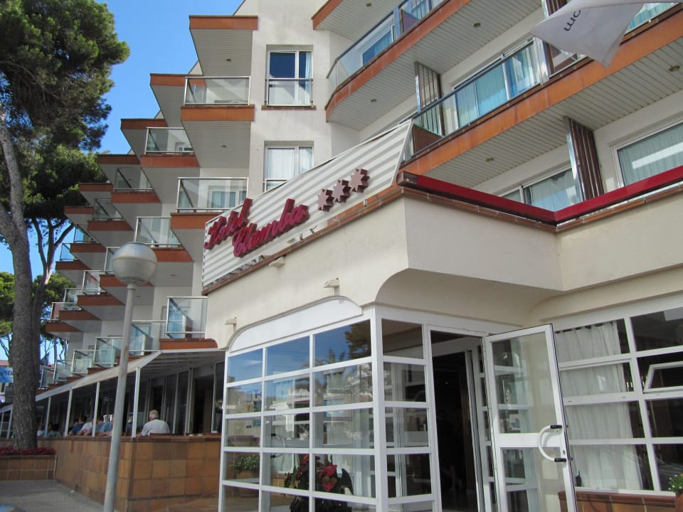 Eingang und links die Restaurant-Terrasse Hotel Clumba