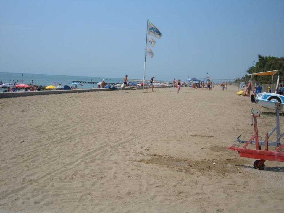 Der vorgelagerte Strand mit Betonmauer Centro Vacanze Pra' delle Torri