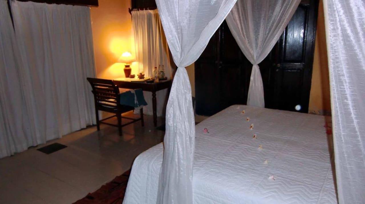 Bett mit Moskitonetz Hotel Taman Selini Beach