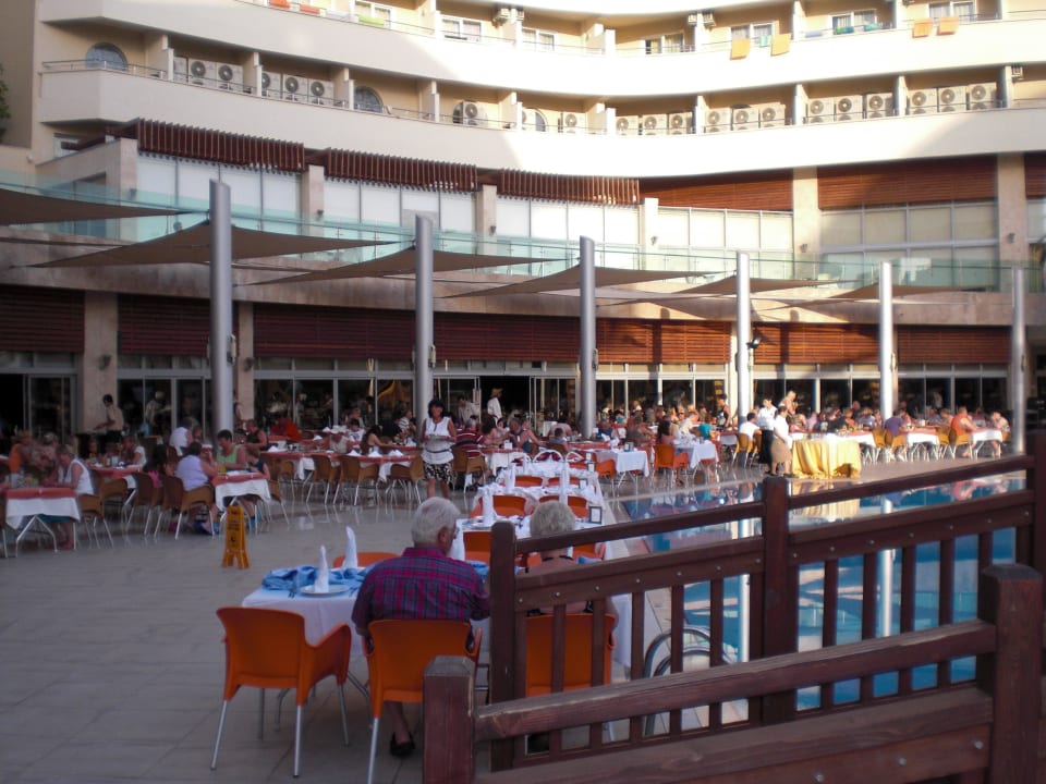 Abends am Pool Essen Alaiye Resort & Spa