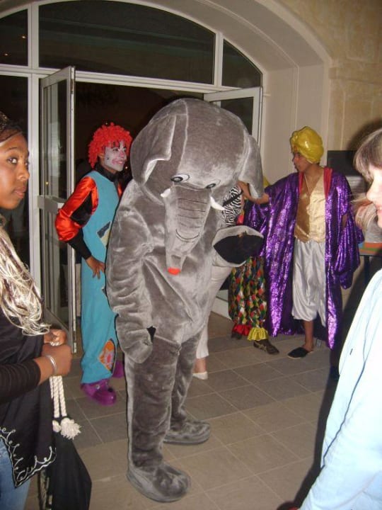 Animateure vorm Restaurant . Hotel El Mouradi Djerba Menzel