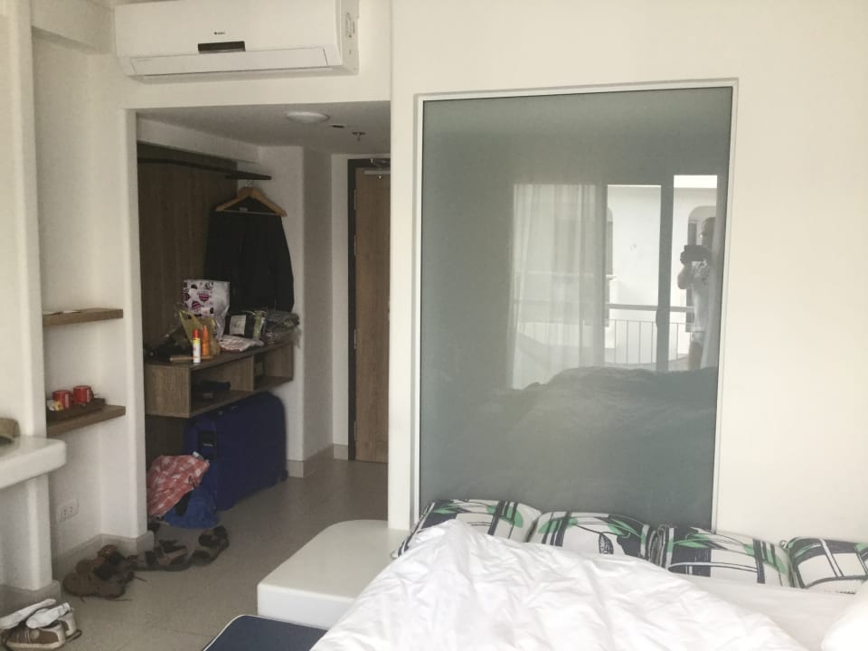 Zimmeransicht zur Toilette/Eingangsbereich Lub d Phuket Patong - Hostel