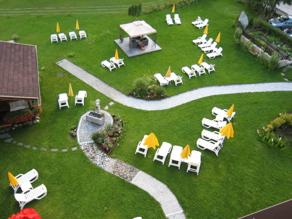 Blick vom Zimmerbalkon auf Garten Hotel Der Stubaierhof Neustift