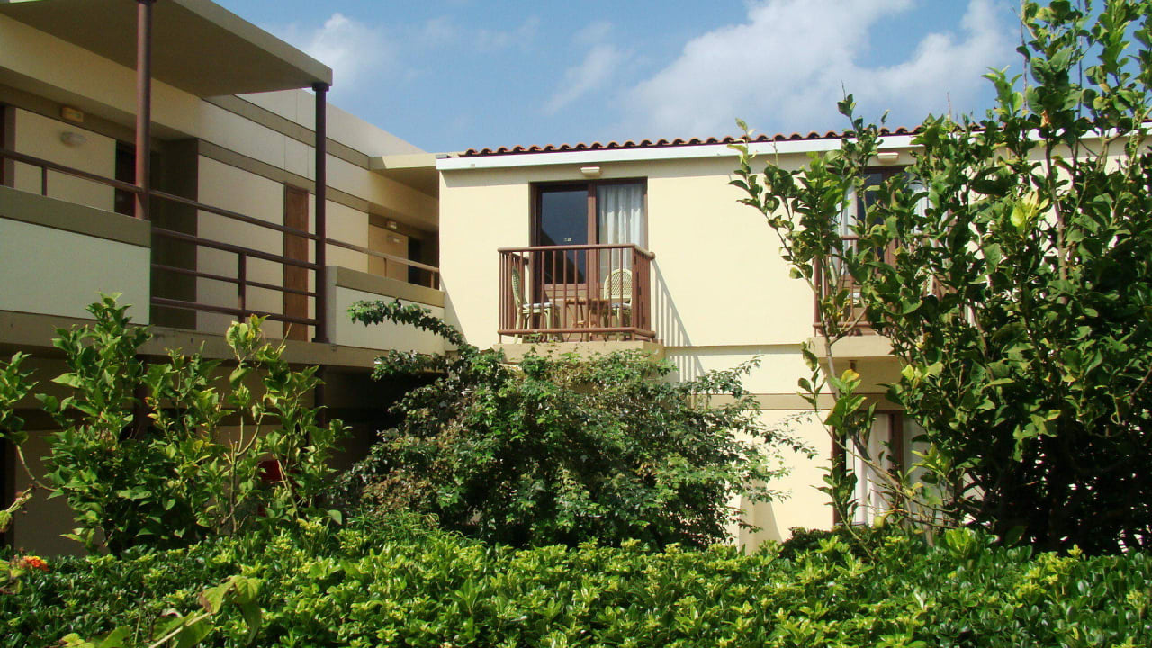 Blick auf die Zimmer im Innenhof Grecotel Meli Palace