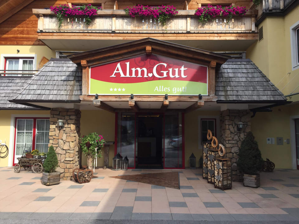 Eingang ALMGUT Mountain Wellness Hotel