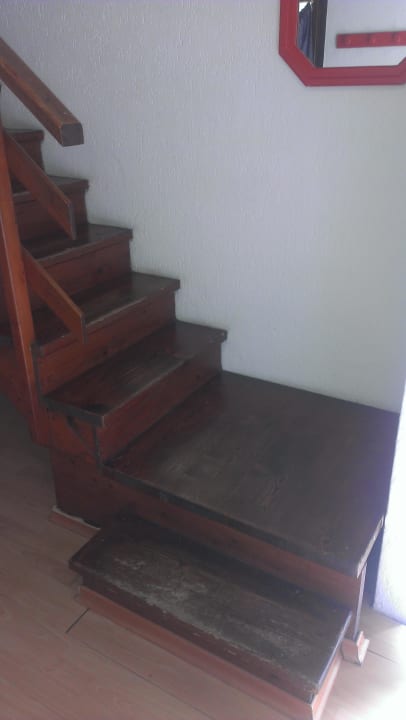 Steile Stiege in den 1. Stock Villaggio Residence Punta Spin