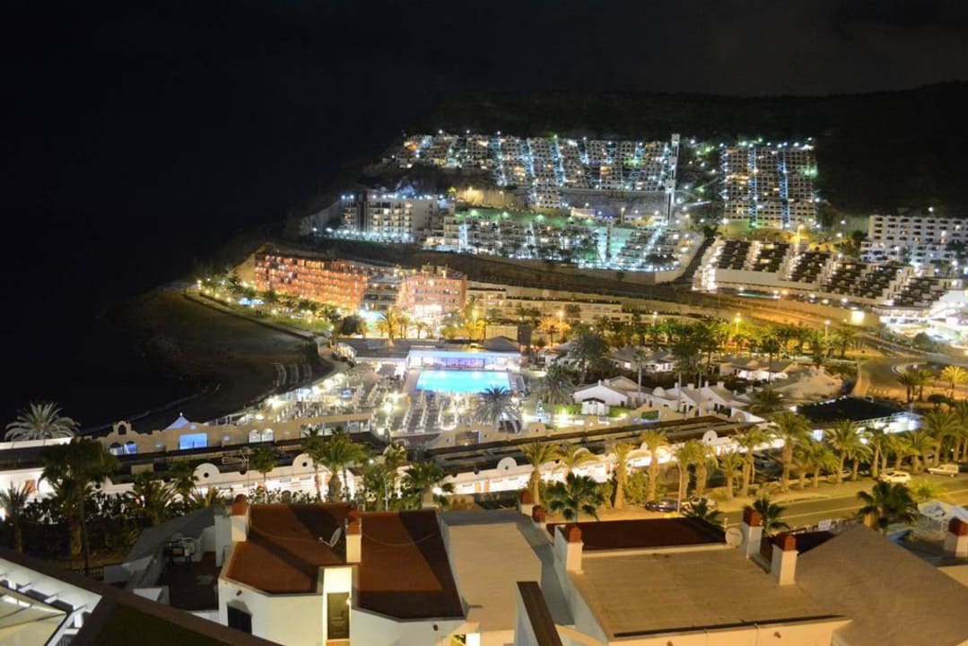 Blick auf Bucht bei Nacht Hotel Riviera Vista