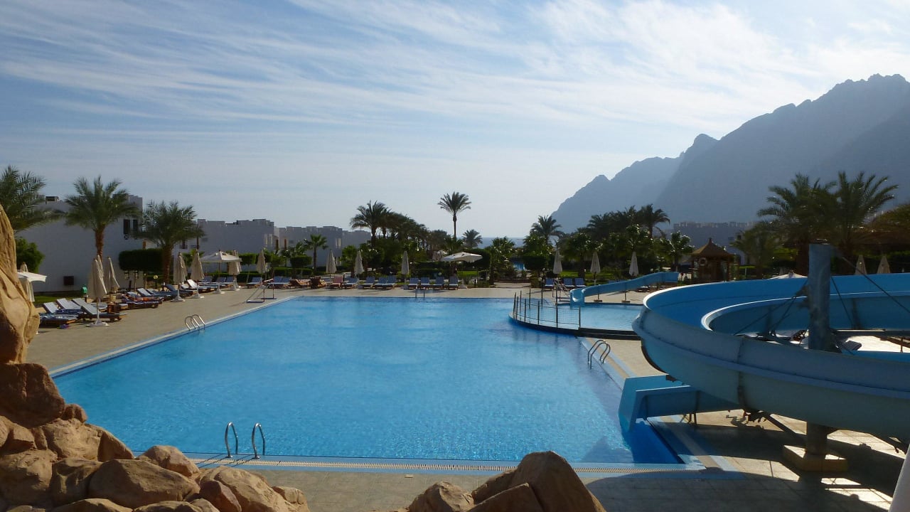 Blick von einer Poolbar aus Happy Life Village