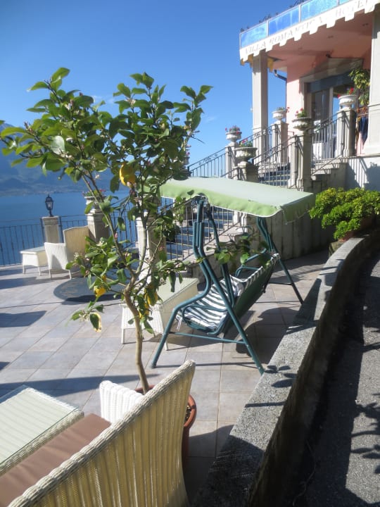 Terrasse vor dem Eingang Villa Romantica Beach Resort