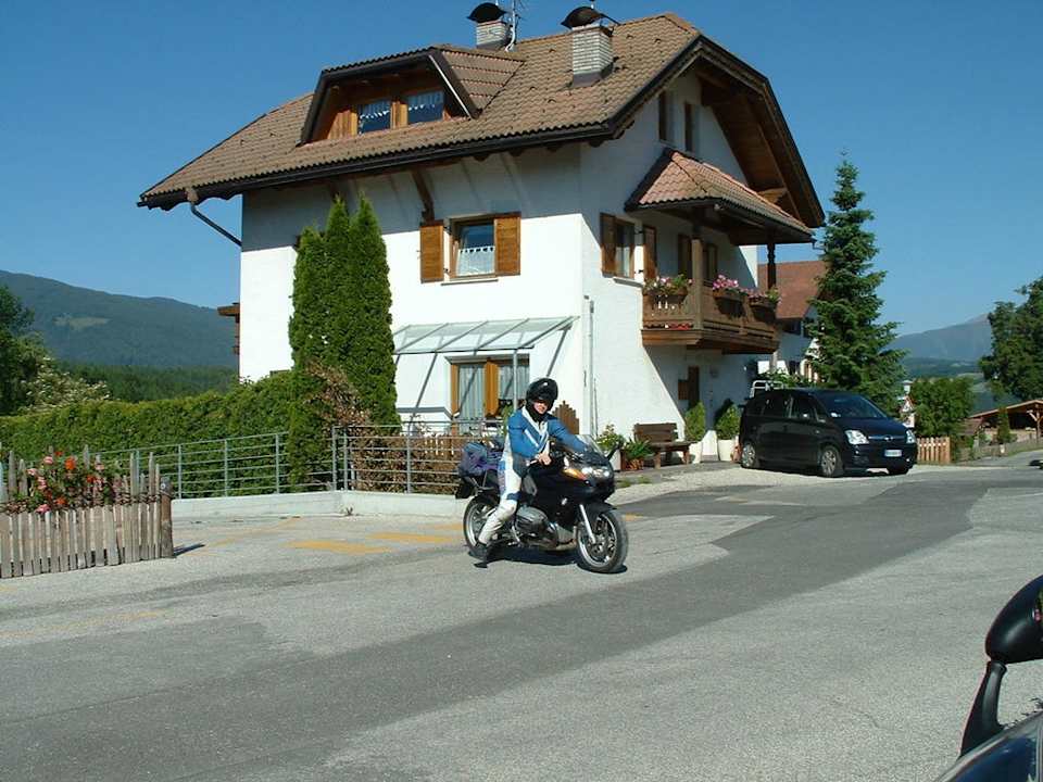 Ausfahrt von der Garage Hotel Edy Gasthof