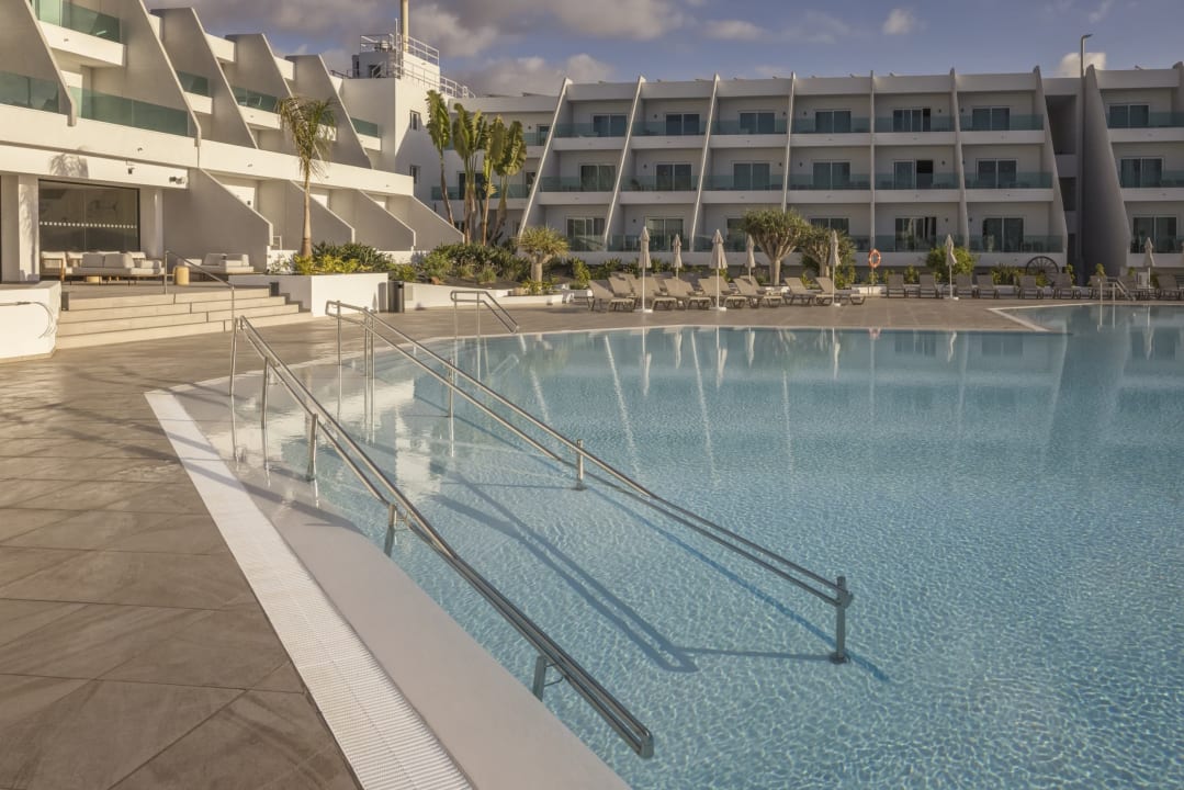 Pool Radisson Blu Resort Lanzarote (Adults Only +16)