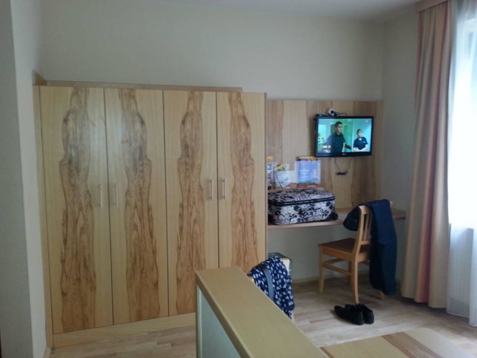 Kasten mit safe und natürlich tv JUFA Hotel Bruck an der Mur