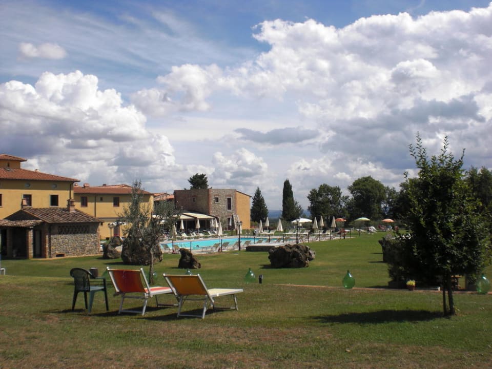 Garten mit Blick auf Hotel & Pool Hotel Casolare le Terre Rosse