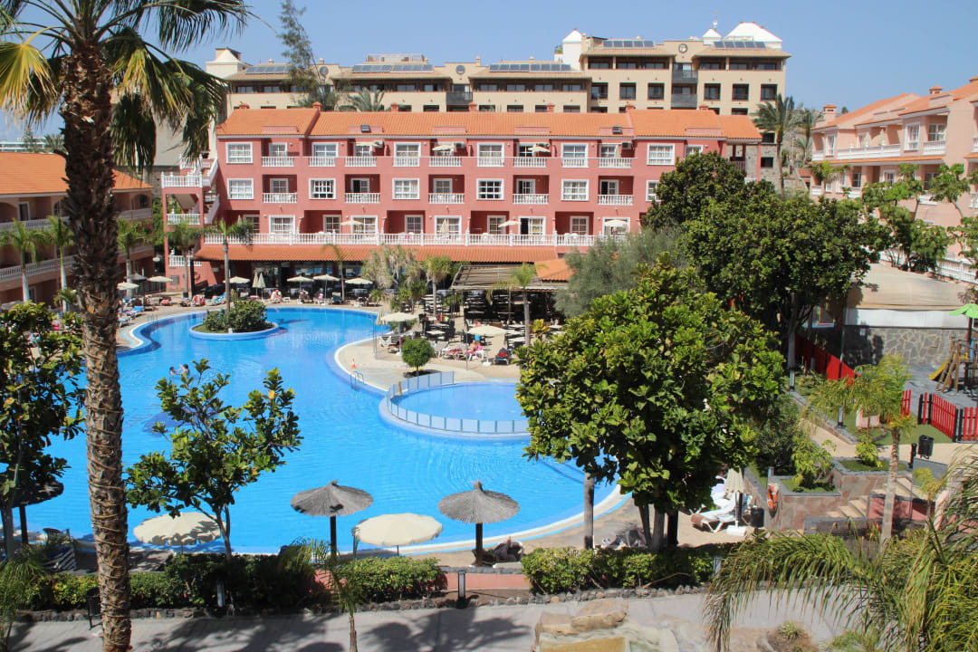 Blick auf Pool, Restaurant und Bar Hotel El Duque