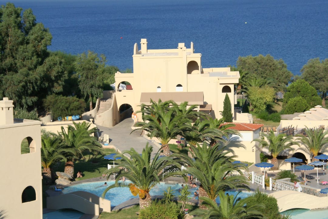 Brodzik i w tle pool bar Lindos Royal Resort