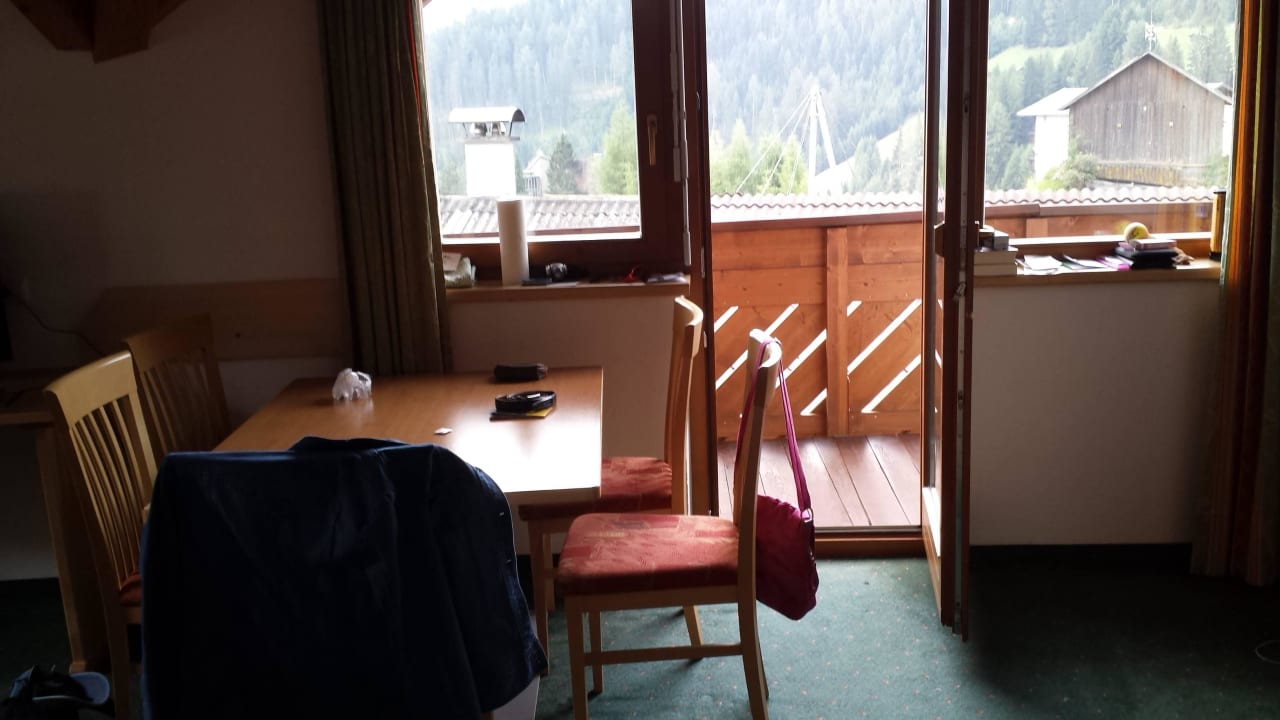 Esstisch und grosser Balkon Haus Claudia