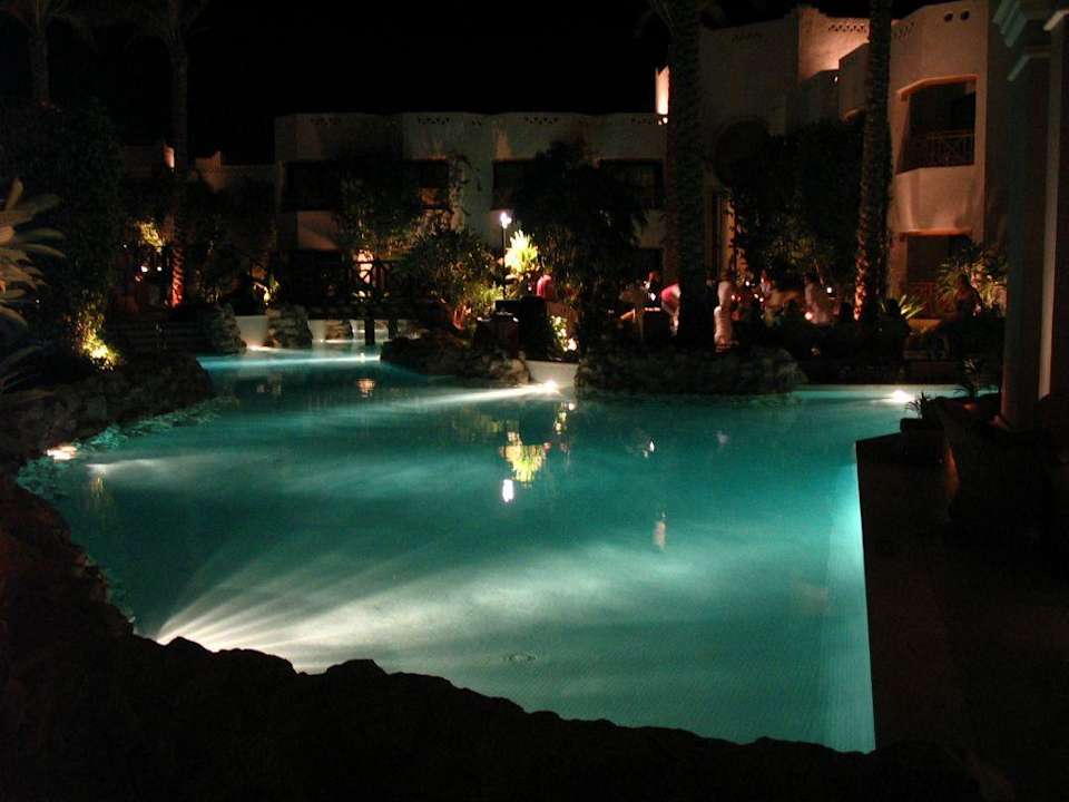 Pool in der Nacht beleuchtet Ghazala Gardens