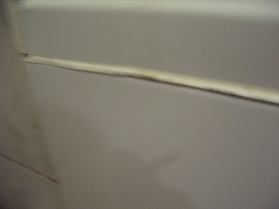 Abgefallende Isolierungen an der Wanne Utopia World