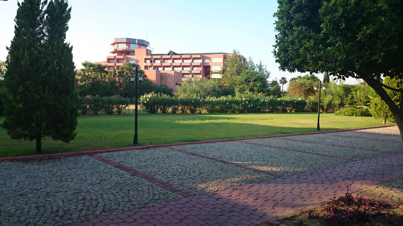 Прекрасный сквер и вид на дугой отель  Club Marco Polo