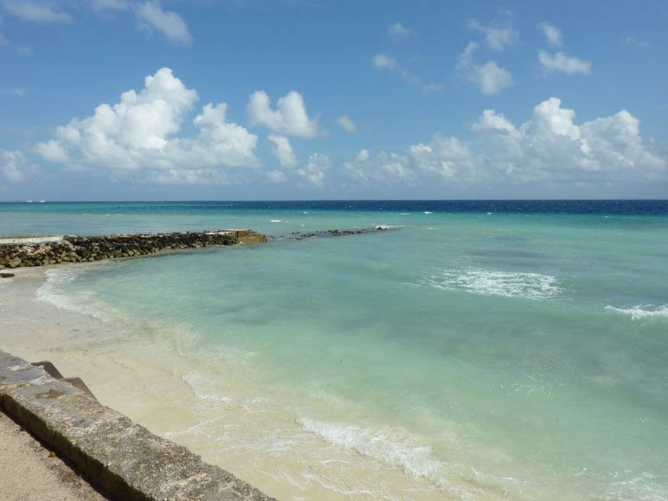 Blick über den Strand auf das Meer Equator Village Resort
