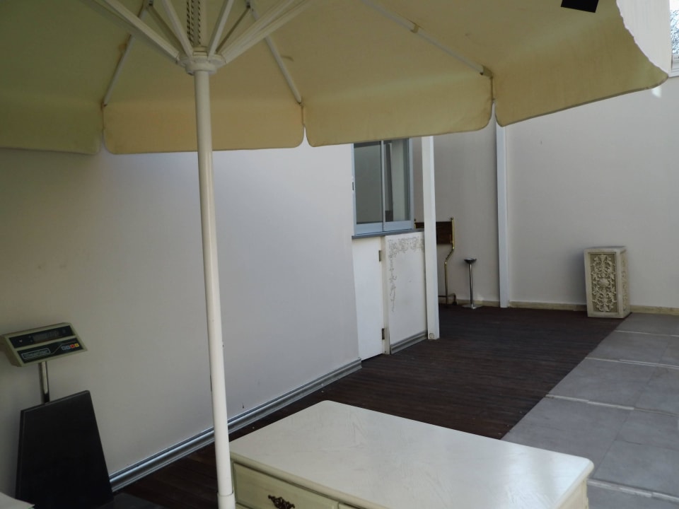 Die Reception vom Fitnessgerät aus gesehen. Elegance East Hotel