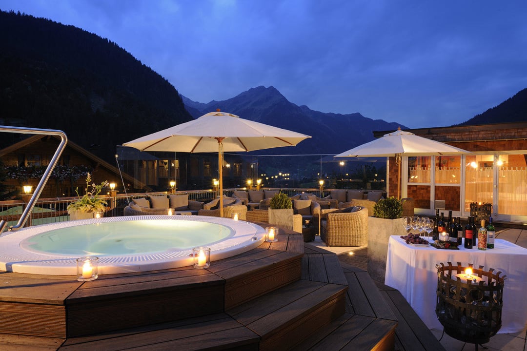 Blaue Stunde am Außenpool mit Relaxterrasse Hotel Vermala