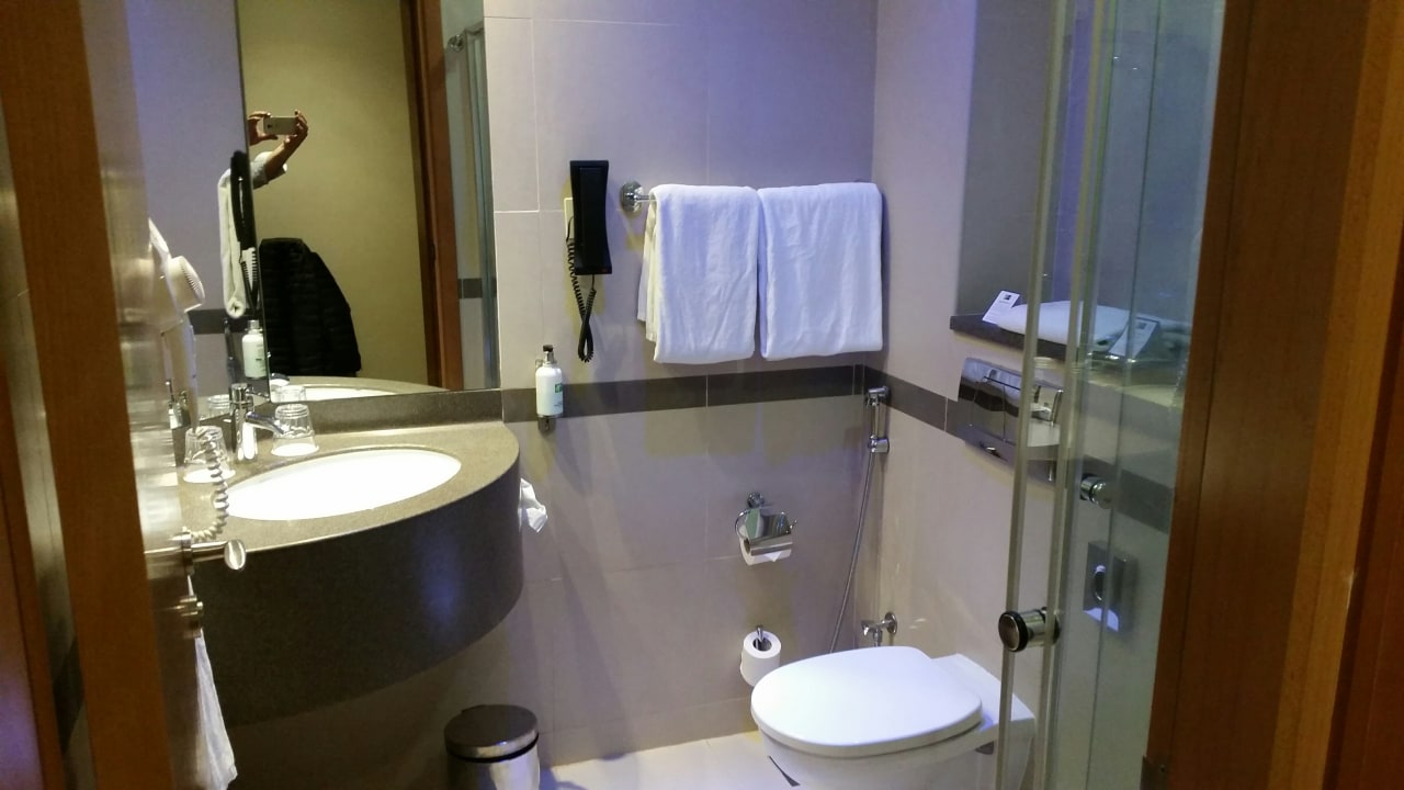 Blick ins Bad. Eine Badewanne gibt es nicht. Holiday Inn Express Dubai Airport