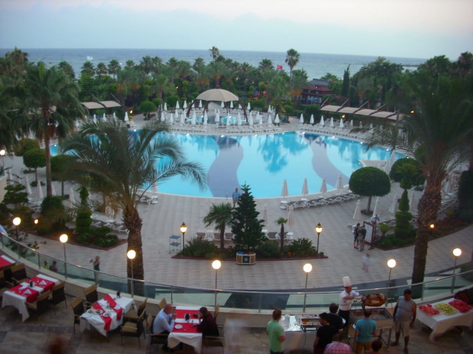 Pool und Restaurantterrasse am türkischen Abend Saphir Resort & Spa