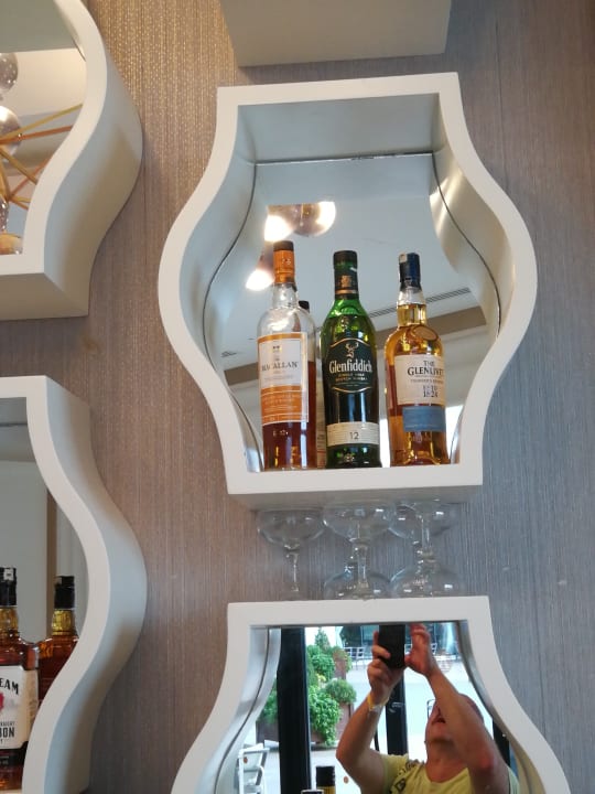 Bar und ihre Getränke Adalya Elite Lara