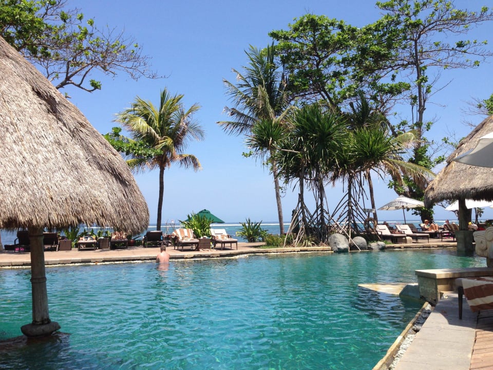 Blick über den Hauptpool zum Meer/Strand Novotel Bali Benoa Hotel