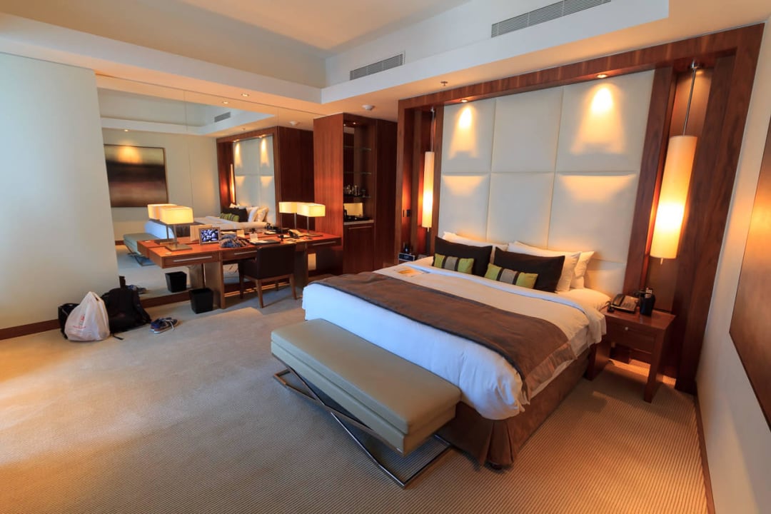Guest Room 1King Bed JW Marriott Marquis Hotel Dubai